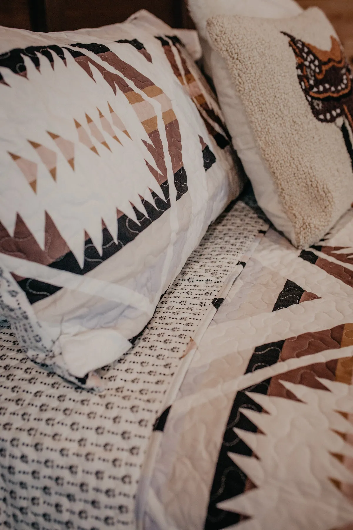 'Winslow Neutral Aztec' Quilt Set (Twin, Queen, King)